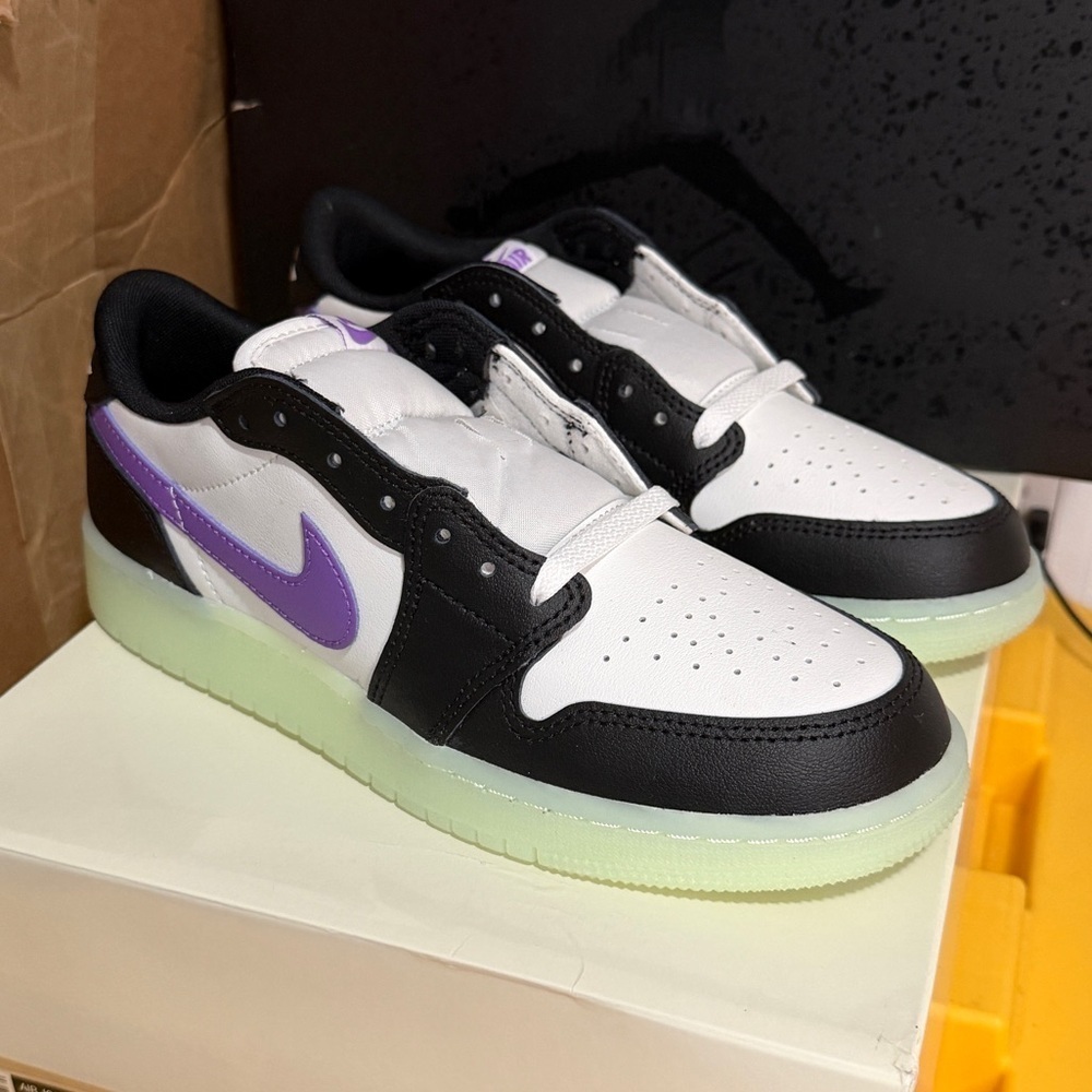 Jordan 1 retro og low
Gs ‘black raspberry ‘
Brand new - Picture 10 of 15